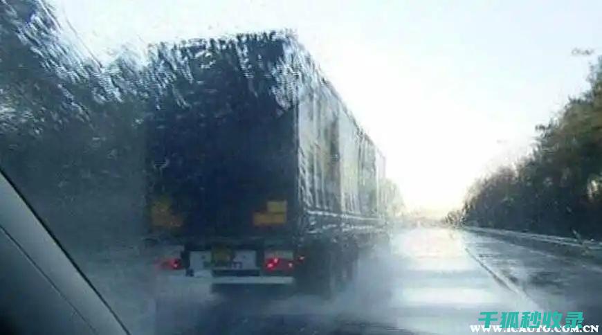 雨天驾驶技巧：新手与老手都应该知道的事 (雨天驾驶技巧和注意事项)