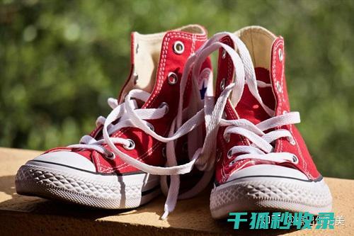 帆布鞋变黑了？别担心，这些清洁方法来帮你 (帆布鞋变黑了刷不掉怎么办)